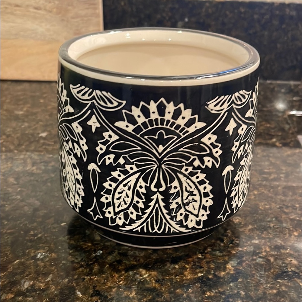 Tag 5” ish Black and White Decorative Ceramic Pot